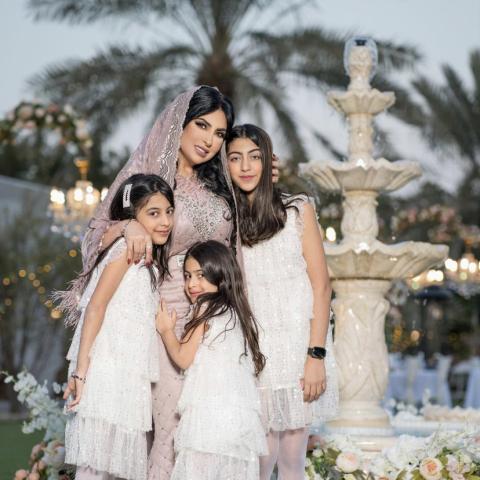 زينب العسكري مع بناتها الثلاث