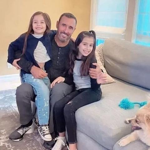 كاظم الساهر مع حفيدتيه-صورة من السوشيال ميديا