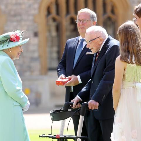 الملكة إليزابيث مع الكابتن توم مور في قصر ويندسور- تويتر @royalfamily