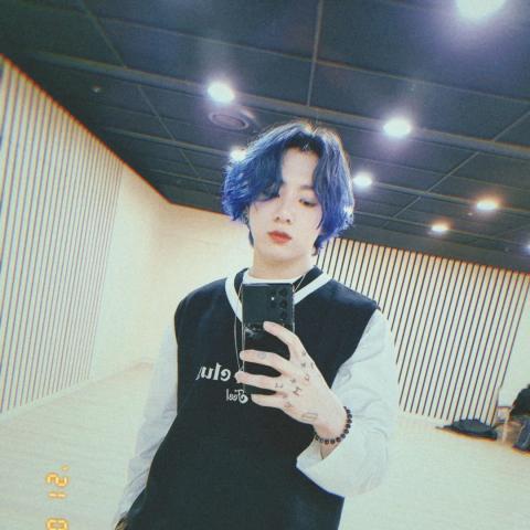 جونغكوك من BTS بالشعر الأزرق ويتصدر الترند