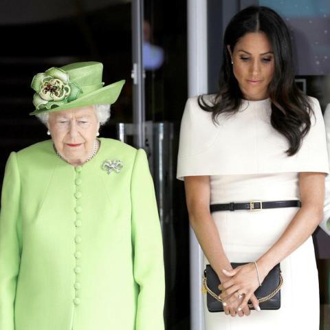 الكشف عن فيديو للملكة وهي تشارك بطانية مع ميغان في إحدى المناسبات