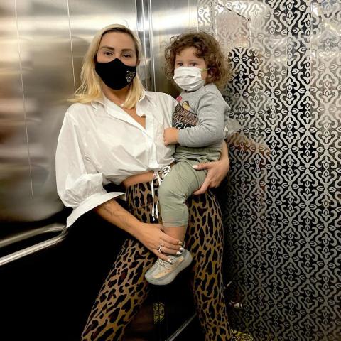 جويل ماردينيان مع طفلها بالتبني