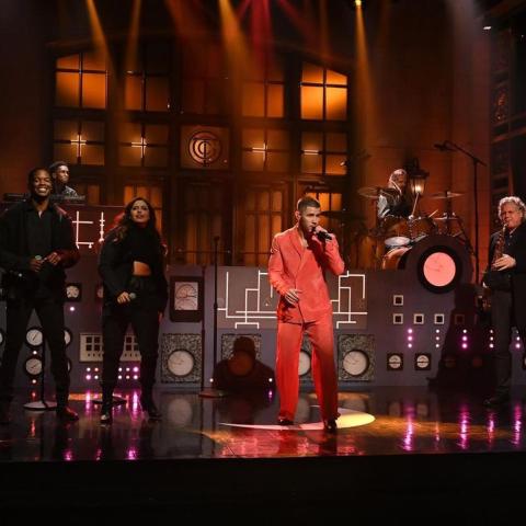 نيك جوناس خلال حلقة SNL-  انستغرام @nbcnsl