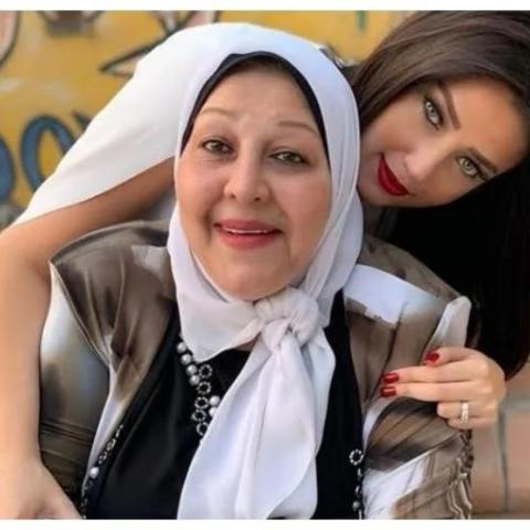 رضوى الشربيني مع والدتها