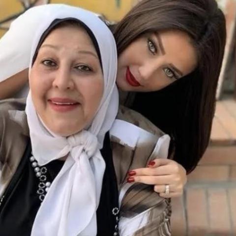 رضوى الشربيني ووالدتها