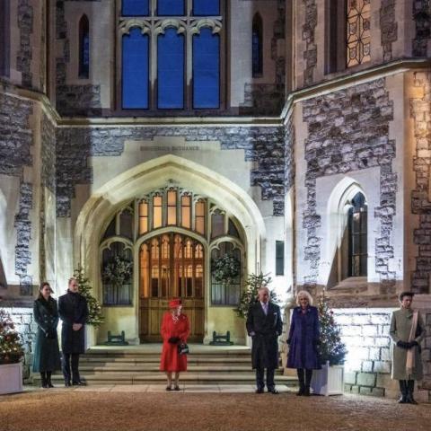 الملكة إليزابيث تتوسط عائلتها- انستغرام @theroyalfamily