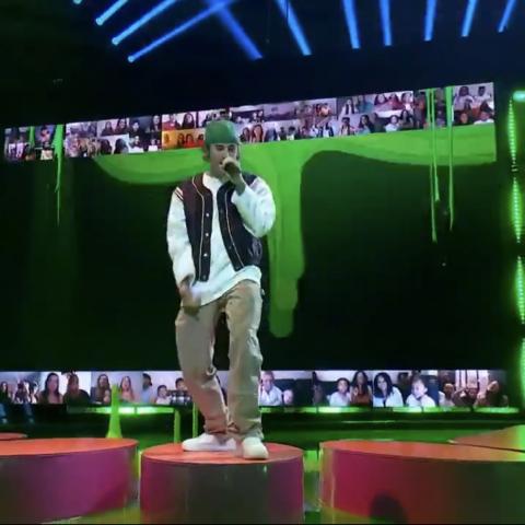 هيلي بيبر تقدم جاستن بيبر في حفل توزيع جوائز اختيار أطفال نيكلوديون