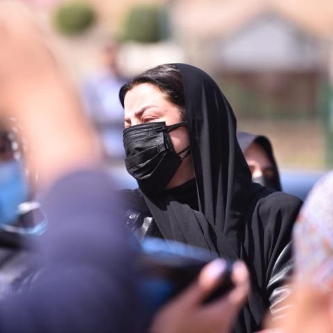 صورة من جنازة والدة رضوى الشربيني