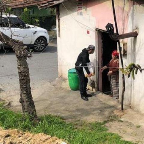 مراد يلدريم يوزع المساعدات على المحتاجين