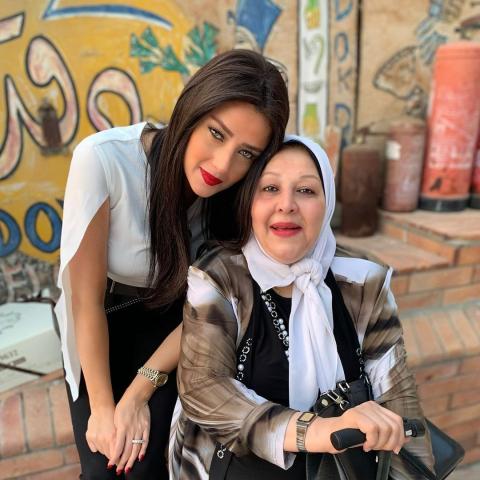 رضوى الشربيني مع والدتها الراحلة-صورة من انستغرام