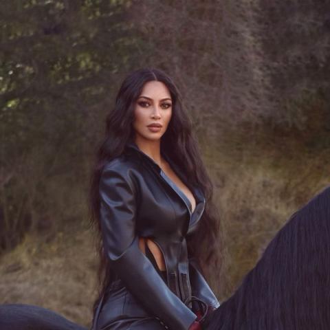 كيم كارداشيان خلال إطلاق عطر جديد في تعاونها مع كيندال جينر - انستغرام @kimkardashian