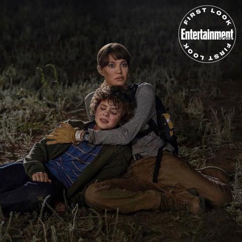 أنجلينا جولي وفين ليتل في فيلم Those Who Wish Me Dead - انستغرام @wbpictures