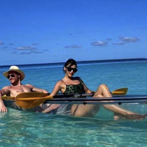 صور جديدة لـ كرم بورسين وهاندا أرتشيل من المالديف &quot;في وسط المحيط&quot;