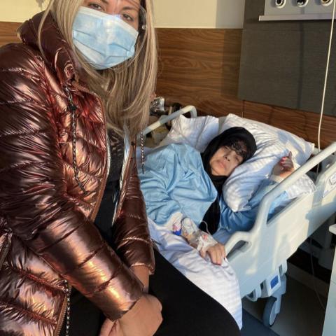 فيفي عبده وبوسي شلبي أثناء بقاء فيفي بالمستشفى