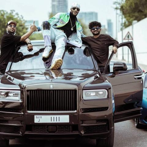 محمد رمضان خلال تصوير كليب &quot;فيرساتشي بيبي&quot;- انستغرام @munzermustafa