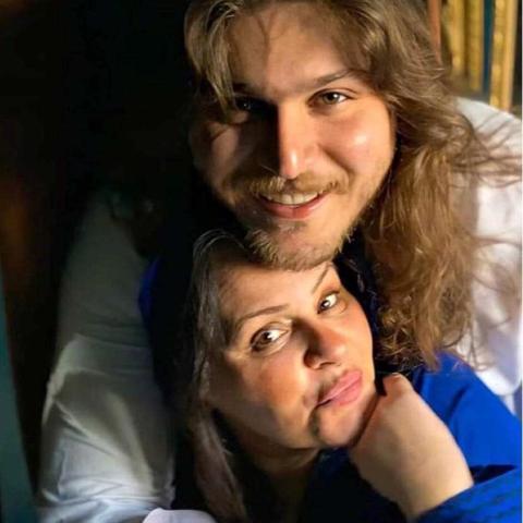 أدهم محروس مع والدته الراحلة نادية العراقية -صورة من &quot;فيسبوك&quot;