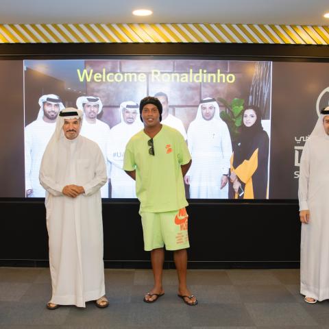 رونالدينيو يزور مقر مجلس دبي الرياضي &quot;أحب دبي وسعيد بزياراتي المستمرة للإمارات&quot;