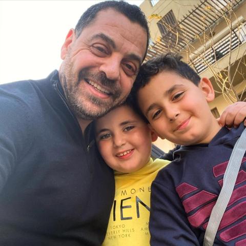 طارق العريان مع توأميه