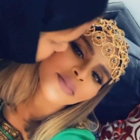 هند البحرينية مع والدتها