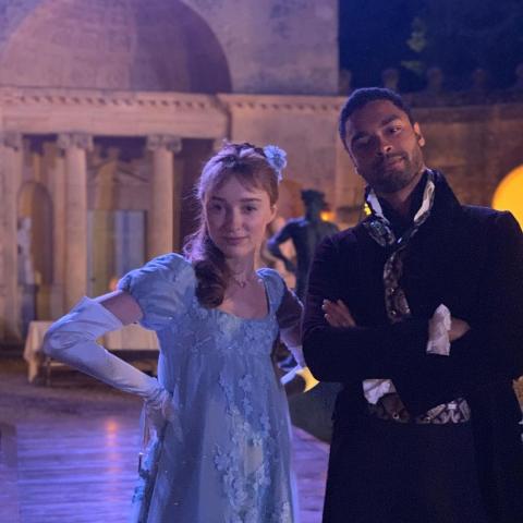 ريج جان بادج وفيبي دينيفور في Bridgerton - انستغرام @bridgertonnetflix