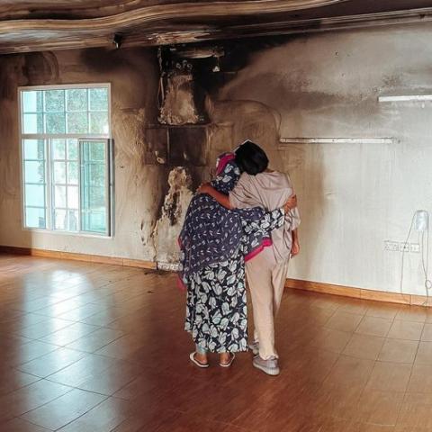 أول ظهور لـ بثينة الرئيسي برفقة والدتها بعد حريق منزلها