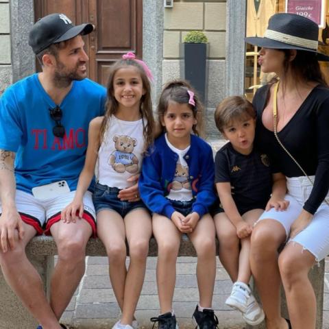 أحلى الأوقات في إيطاليا يمضيها سيسك فابريغاس وزوجته دانييلا سمعان مع ابنائهما