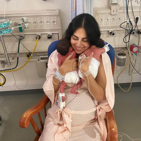 فاليري أبو شقرا مع توأمها