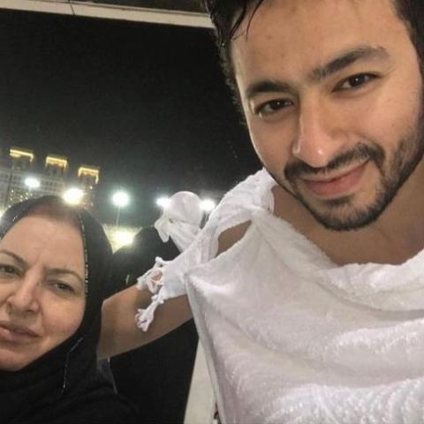 حمادة هلال مع والدته الراحلة
