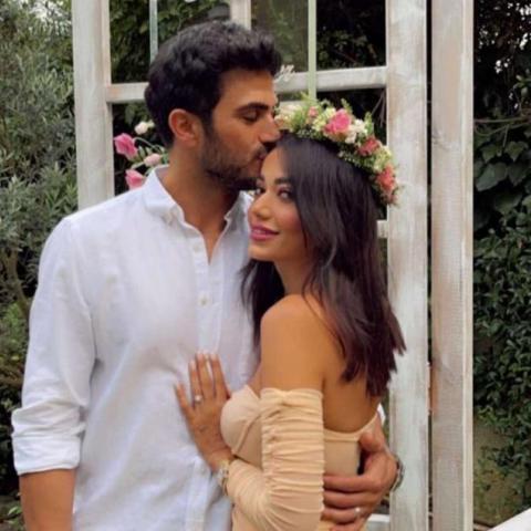 ألكسندر علوم ورحمة رياض من عقد قرانهما