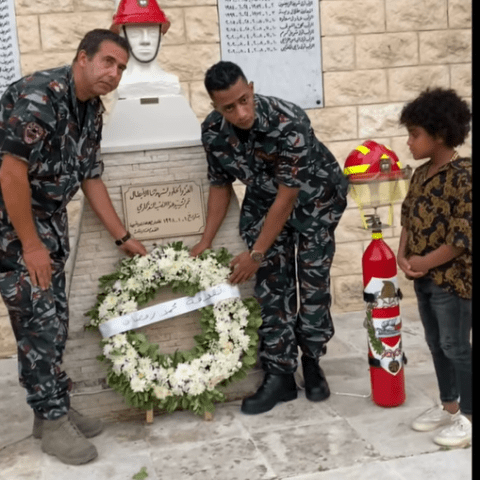 محمد رمضان خلال وضع إكليل من الزهور  على ضحايا مرفأ بيروت