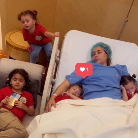 دكتورة خلود مع أبنائها من المستشفى - صورة من انستغرام