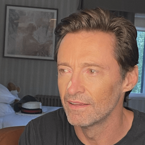 هيو جاكمان يطمئن جمهوره على صحته