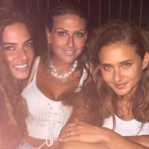 نيللي كريم مع صديقاتها