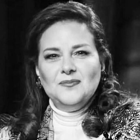 الراحلة دلال عبد العزيز