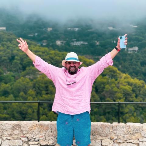 حسين الجسمي يضحك من قلبه في عيد ميلاده