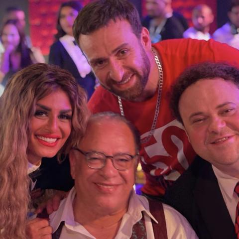 نجوم فيلم "ميني بار" يعودون إلى تصويره بعد توقف طويل
