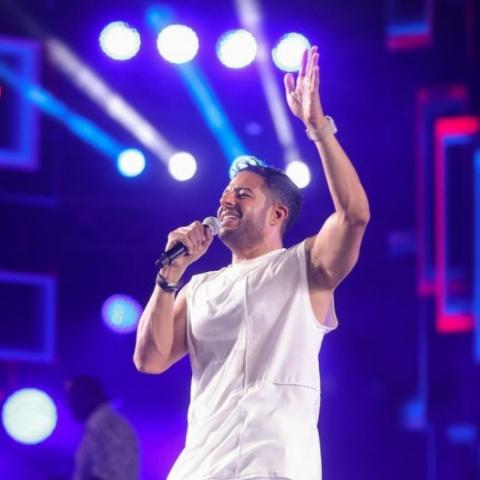 محمد حماقي يعيش نجاح جديده بحفل الساحل