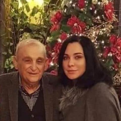 سلاف فواخرجي مع والدها الراحل - صورة من السوشيال ميديا