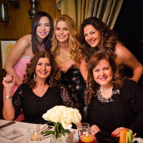 ميرفت أمين ودلال عبد العزيز وبناتهم