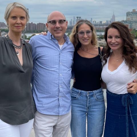 ويلي غارسون يتوسط بطلات Sex and the City - انستغرام @willie.garson