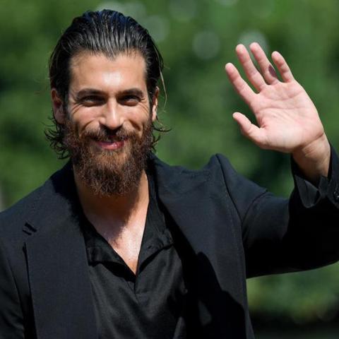 جان يامان يخطف الأنظار على السجادة الحمراء لمهرجان البندقية السينمائي