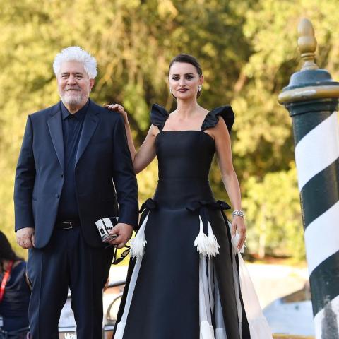 بينيلوبي كروز و بيدرو ألمودوبار  - صورة من انستغرام @Vogue Italia