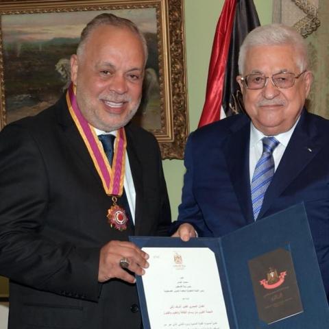 أشرف زكي مع الرئيس محمود عباس- انستغرام @ashrafzakyofficial