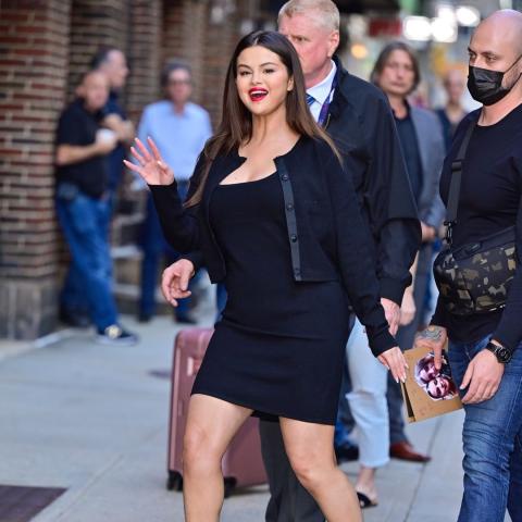 سيلينا غوميز في شوارع نيويورك- انستغرام @colbertlateshow