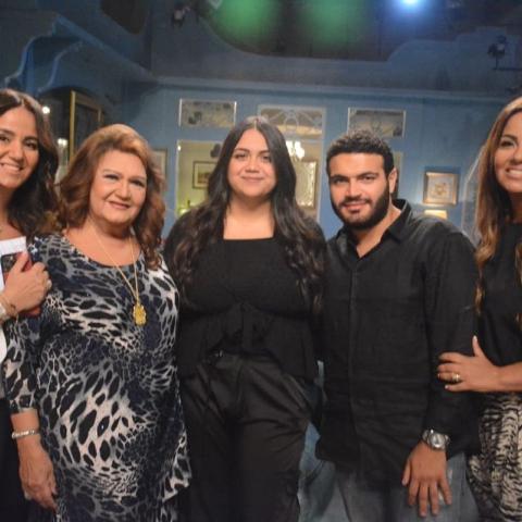 ميمي جمال مع بناتها وأحفادها