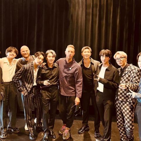 كريس مارتن وفرقة BTS -صورة من تويتر