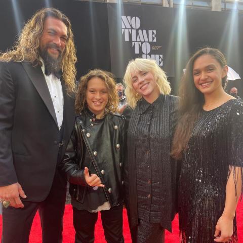 جيسون موموا مع بيلي أيليش وولديه - انستغرام @prideofgypsies