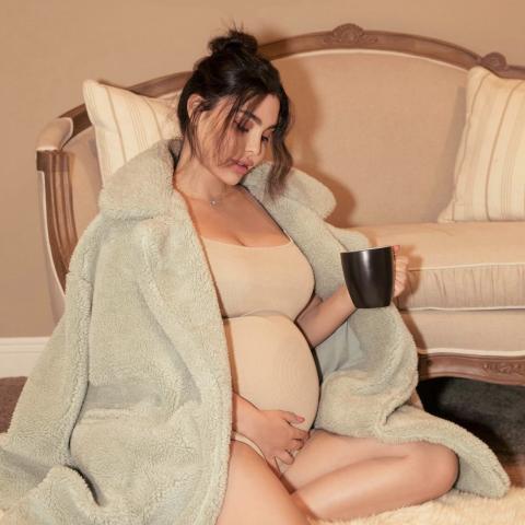 قمر تستعرض حملها بصور جديدة