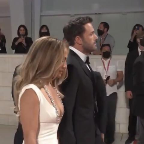 جينفر لوبيز وبن أفليك يخطفان الأضواء على السجادة الحمراء لمهرجان البندقية السينمائي