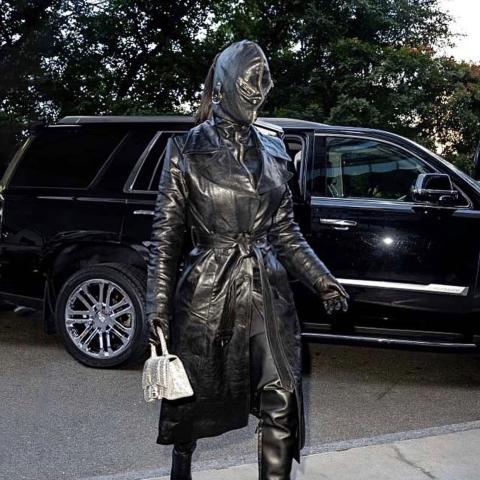 كيم كارداشيان تثير الجدل بإطلالتها في نيويورك